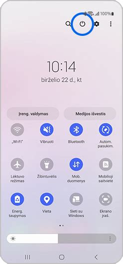Nuotrauka, kaip motociklo vairuotojas naudoja planšetinį kompiuterį navigacijai.