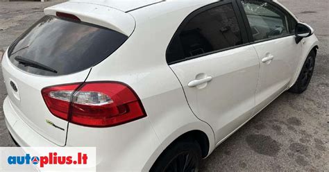 Kia Rio automobilis su naujais ratlankiais