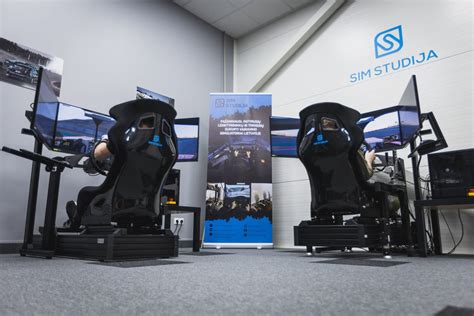 Vaikai treniruojasi lenktynių simuliatoriuje