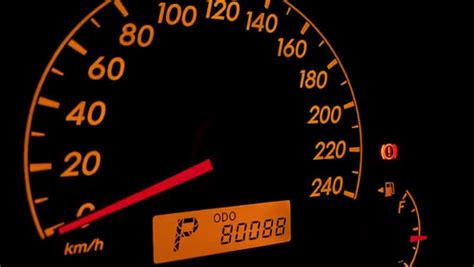 Automobilio spidometras su skirtingomis skalėmis