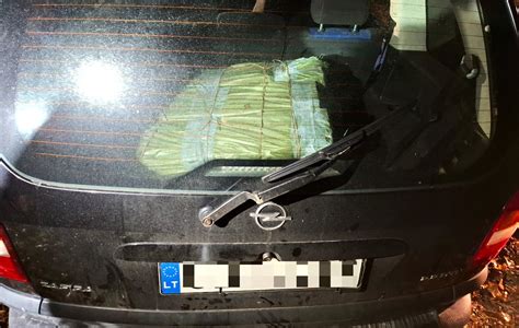 Apvirtęs automobilis su cigarečių dėžėmis