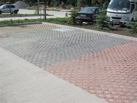 Betoninės korinės trinkelės, naudojamos automobilių stovėjimo aikštelėse