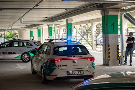 Moderni automobilių stovėjimo aikštelė su išmaniosiomis technologijomis