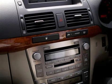 Schematinis Opel automobilio su radijo sistema vaizdas