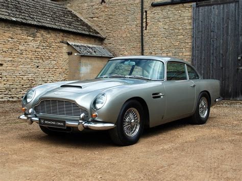 Aston Martin DB5 filme apie Jamesą Bondą