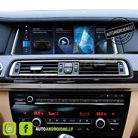 Skaitmeninis automobilio interjeras su navigacija