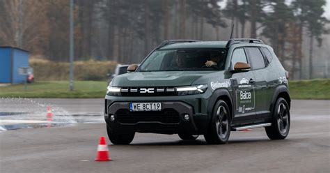 Automobilis fotografuojamas saulėlydžio metu