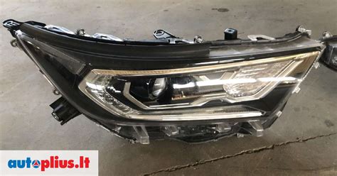 Toyota RAV4 galiniai žibintai kelyje