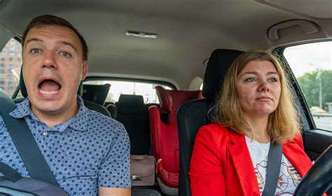 moteris vairuoja automobilį