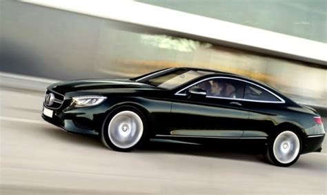Mercedes-Benz S klasės variklio skyriaus nuotrauka