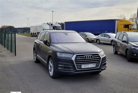 Vaizdas iš viršaus į purviną automobilį su ištrintais numeriais