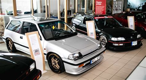 Honda automobilių pasirinkimo salone vaizdas