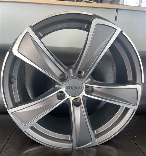 Kia automobilis su OXXO Kallisto Black ratlankiais