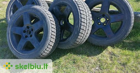 Nuotrauka su skirtingų automobilių ratlankiais