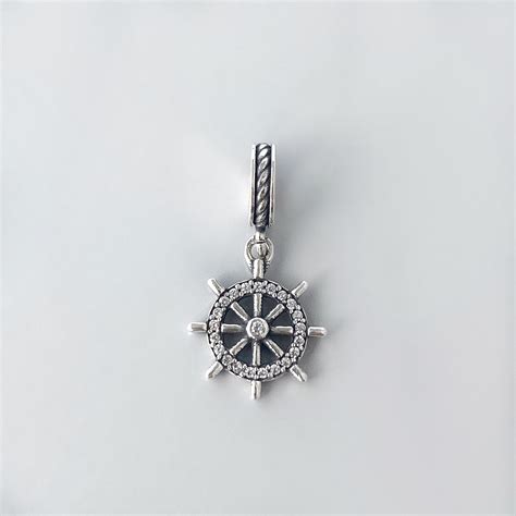 sidabrinis pakabukas su laivo vairu