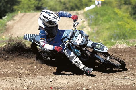 Motokroso trasos nuotrauka su motociklais