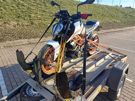 Nuotrauka su motociklų su priekaba varžybomis