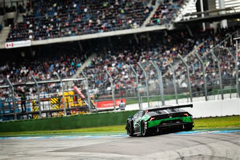 DTM lenktynių automobiliai trasoje