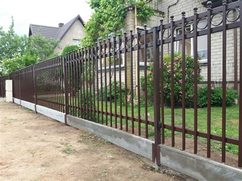 Metalinės tvoros dažymas Hammerite dažais