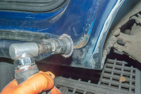 Automobilio rūdžių šalinimas šlifuokliu