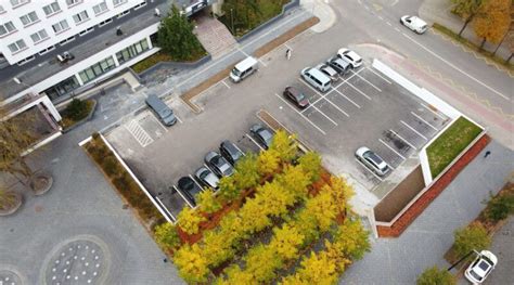 Automobilių stovėjimo aikštelė su pritaikyta zona neįgaliesiems