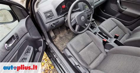 Įvairios automobilių detalės parduotuvės lentynose