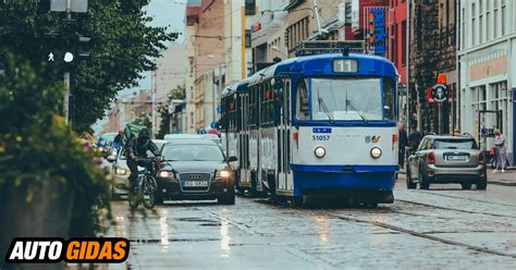 Juokinga situacija su automobiliu