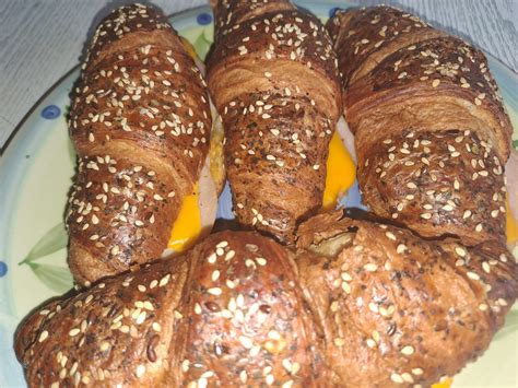 Paruošti ir patiekti kruasanai