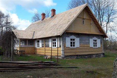 Debesys virš kaimo sodybos