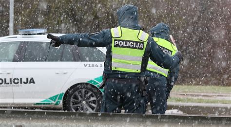 Vaizdas su automobiliu, nuvažiavusiu nuo kelio