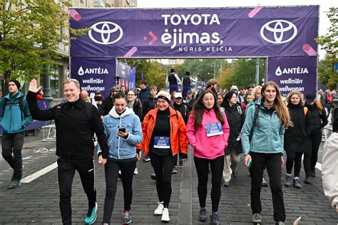 Žmonės dalyvaujantys Toyota Ėjimo renginyje