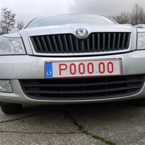 automobilis su netinkamais numerio ženklais