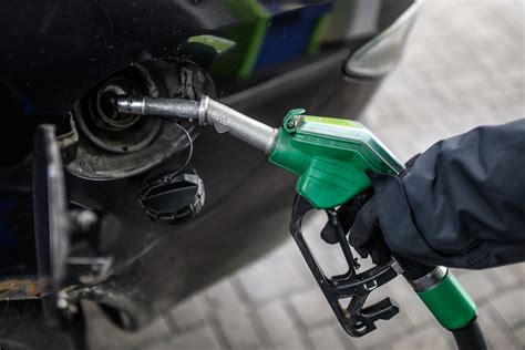Simbolinis dyzelino degalų pildymas į automobilį