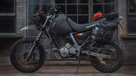 Honda NX650 Dominator bekelėje