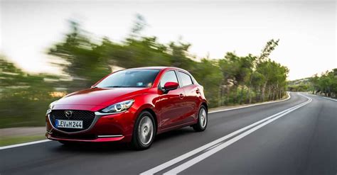 Mazda 2 (DE) automobilio nuotrauka, važiuojanti miesto gatve