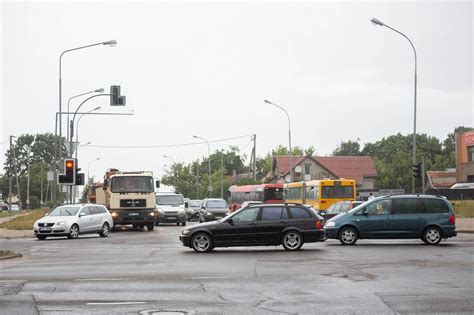 Nuotrauka, vaizduojanti audros apgadintą automobilį
