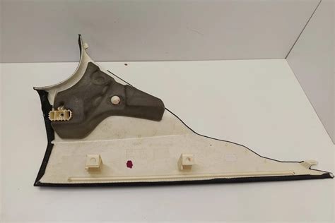 BMW 7 serijos automobilio galinė dalis su akcentu ant transmisijos