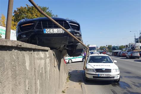 Susidūrę automobiliai po avarijos
