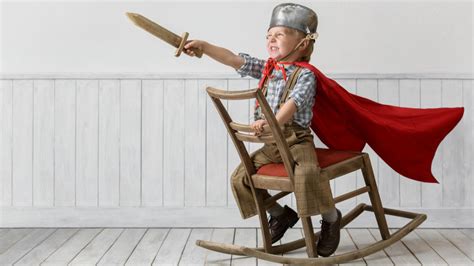 vaikas su šalmu ir apsaugomis