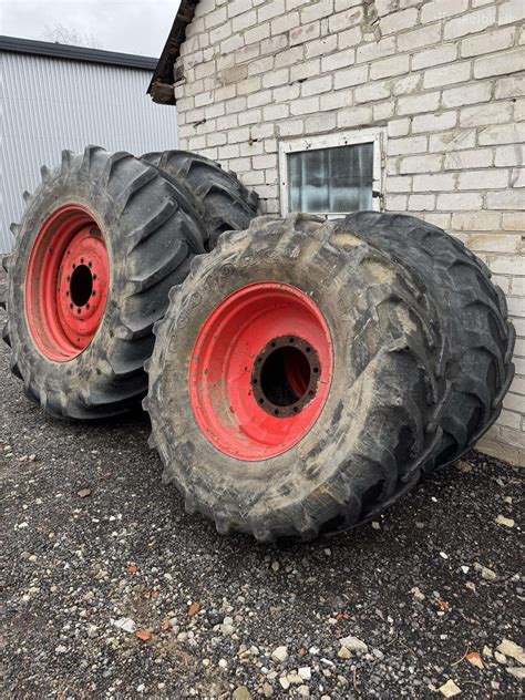 Traktoriaus ratai su žemės ūkio technikos padangomis