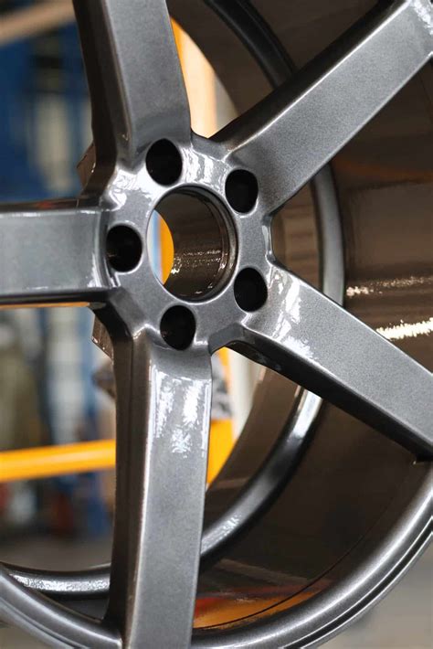 Milteliniu būdu dažytas automobilio ratlankis