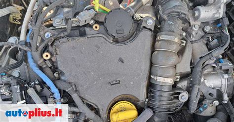 Nuotrauka su Renault Megane variklio skyriumi