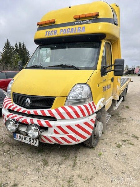Renault automobilis kelyje su techninės pagalbos ženklu