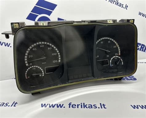 Nuotrauka, kurioje matomas Mercedes-Benz W220 prietaisų skydelis su atidarytu spidometro bloku