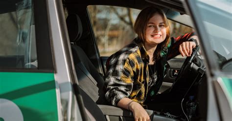 Moterys vairuojančios sunkvežimius