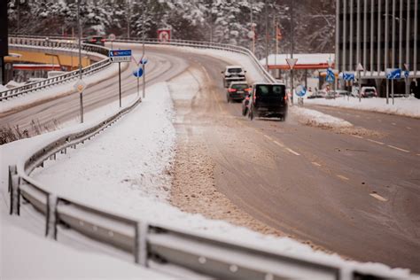 Žiemos sąlygomis vairuojantis automobilis