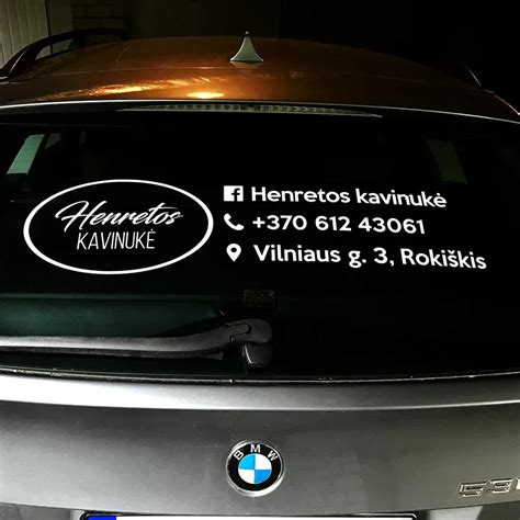Senjoro lipdukas su ąžuolo lapu ant automobilio priekinio stiklo