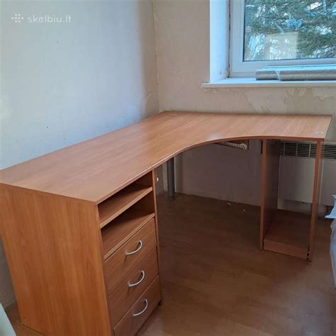 Transporto vadybininko darbo stalas su dokumentais ir kompiuteriu