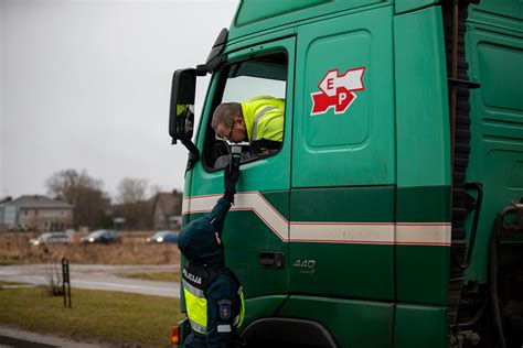 Vilkiko vairuotojas su žmona kelionėje
