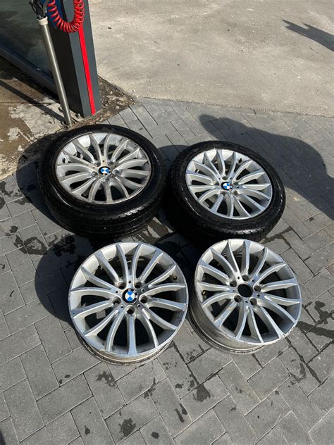 BMW F10 automobilis su R18 ratlankiais